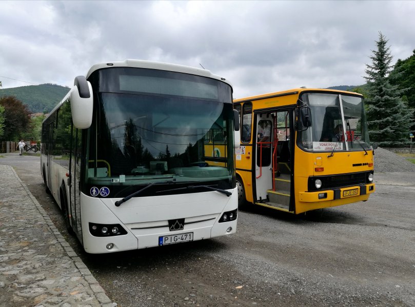 Autobusy Credo a Ikarus 263 na konečnej